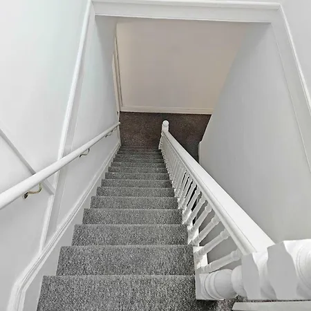 Modern 6-br With Free Parking & Wifi