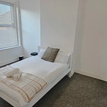 Modern 6-br With Free Parking & Wifi Будинок відпочинку Бристоль