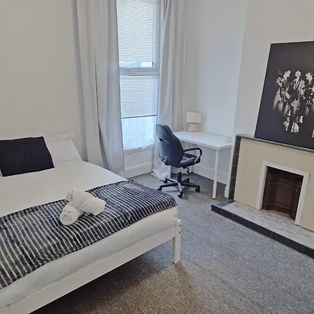 Modern 6-br With Free Parking & Wifi
