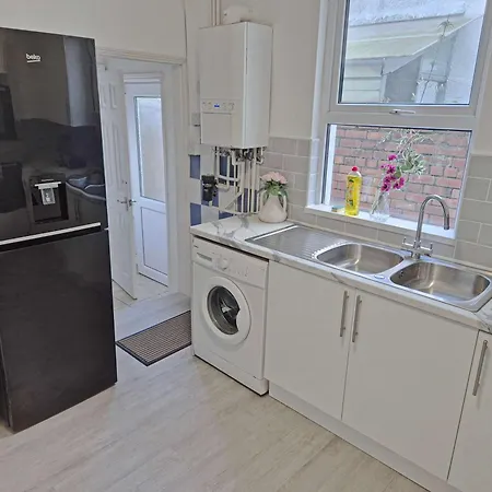 Modern 6-br With Free Parking & Wifi *