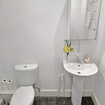 Modern 6-br With Free Parking & Wifi بيت للعطل *