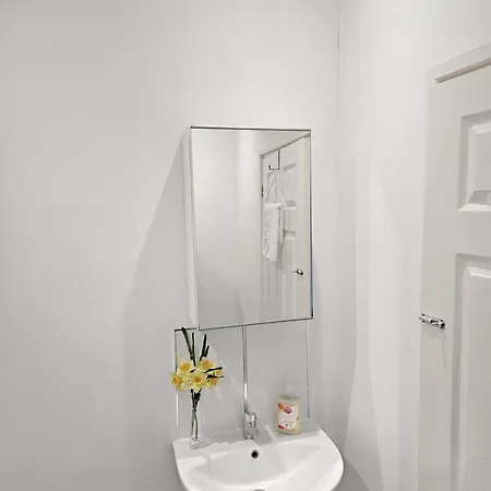 Modern 6-br With Free Parking & Wifi *