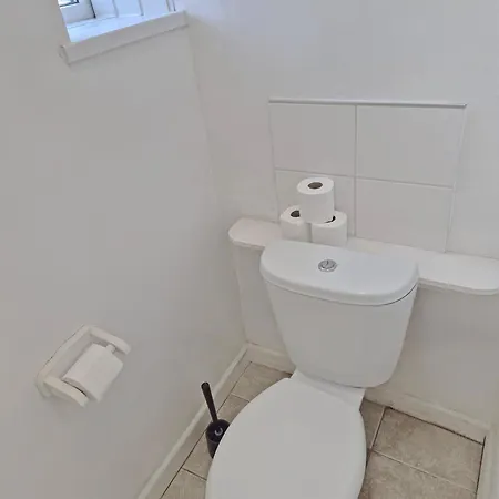 Holiday home Modern 6-br With Free Parking & Wifi