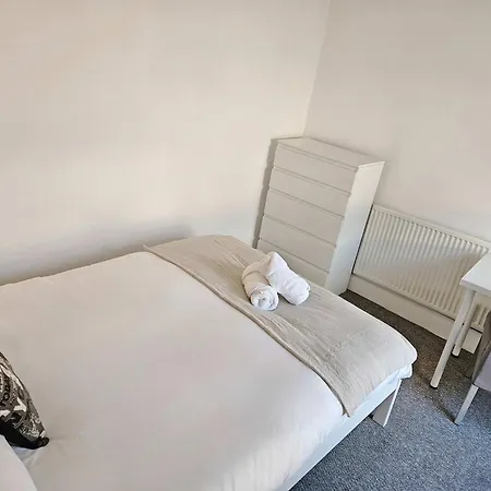 Holiday home Modern 6-br With Free Parking & Wifi