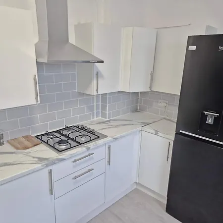بيت للعطل Modern 6-br With Free Parking & Wifi