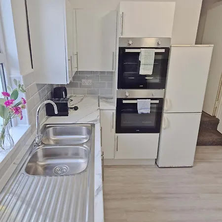 Modern 6-br With Free Parking & Wifi *